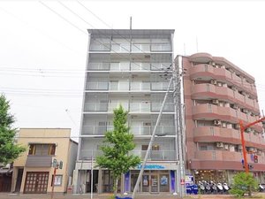 「ＨＯＴＥＬ　ＫＩＲＯ　京都駅南」の７階建てのアパートメントホテルです。１階には受付カウンターがあり、コインランドリーも完備。