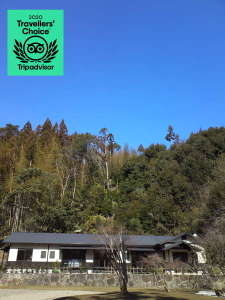 「蒼空げすとはうす」の熊野の森に抱かれ 小川のせせらぎ聴こえる 静かな環境の民宿です。