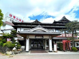 「天然湧出信貴山温泉　信貴山観光ホテル」の写真撮影スポットにおすすめ！青空と玄関をバックに撮影するとすごく綺麗に撮れます♪