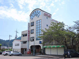 「ビジネスホテル・ケアンズ」の*【外観】日和佐駅ロータリーに隣接！ビジネスや観光に便利です。