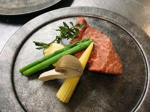 メイン料理の熊野牛ステーキ。彩り野菜を添えて石焼きで。