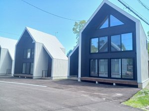 「Niseko　STREAM　Villas」の夏の外観