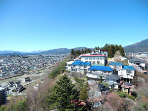 「天空の城三宜亭本館」の【外観】空撮。飯田城址の高台にあり眺望抜群！ここはまさに天空の城です。