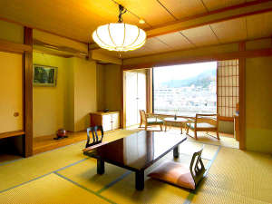 【千遊館・和室10畳】客室の窓は広くなっております。景色をお楽しみ下さいませ。