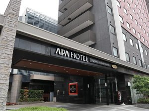「アパホテル〈富山駅前南〉」のホテル玄関前。心あふれるサービスで、お客様のお越しをお待ちしております。