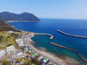 【上空から見た景色】甑島のどこまでも続く青い海は絶景です。