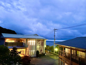 「ホテルこしきしま親和館」の高台から海を臨む立地