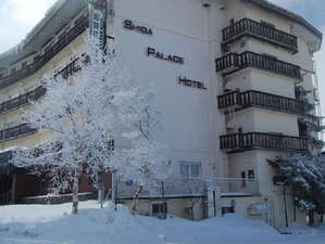 「志賀パレスホテル」の雪の外観。ホテル入り口と横に駐車場がございます。（無料）