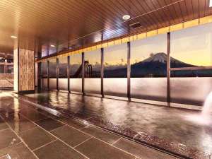 「ホテルマイステイズ富士山　展望温泉」の夕焼けと温泉