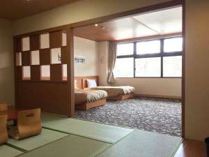 和洋室の一例。ベッド2台と10畳もしくは12畳の和室がついたお部屋となります。
