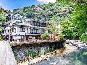 「1630年創業の老舗旅館　塔ノ沢　一の湯　本館」の外観　木造4層建て数寄屋造りの旅情あふれる老舗の箱根温泉旅館