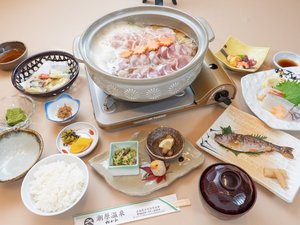 *【夕食一例】地元の食材を温泉水で調理。メインの温泉鍋は「猪鍋」か「寄せ鍋」をお選び頂けます