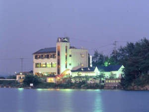 「東条湖グランド赤坂」の*兵庫県立自然公園東条湖の湖畔にある旅館です