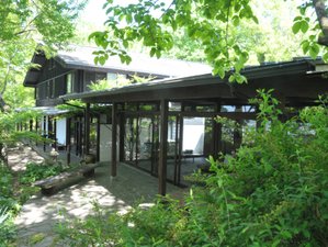「由布院温泉　オーベルジュ　檪屋」の檪に囲まれた静かな佇まいの宿で、癒しのひと時をお過ごしください。