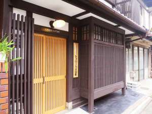 「RESI　STAY　トマローカ文覚町」の京町屋の建物は、京都らしい風情があります。
