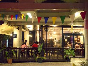 「トリップショットホテルズ・沖縄コザ」のご宿泊者はフロントのカフェにてソフトドリンク無料。