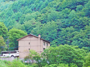「五色の湯旅館」の*信州の山奥にひっそりと佇む秘湯「五色温泉」五色の湯旅館　外観