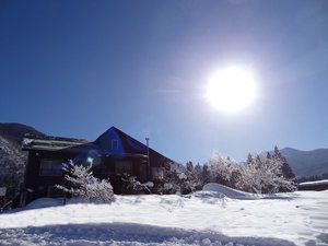 「清津レイクサイドロッヂ」の晴れた冬の朝