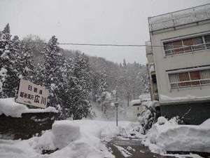 「越後湯沢温泉　広川ホテル」の外観大雪