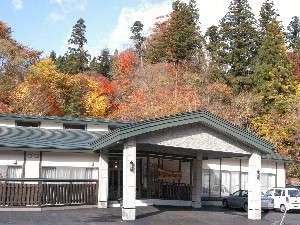 「羽州路の宿　あいのり」の天然杉を背景に正面玄関