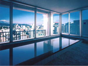 【サウナ付展望浴場「城見の湯」】（男女入替制）ホテル自慢の施設。姫路の夜景を存分にお楽しみ下さい。
