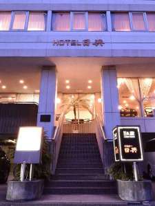「ホテル日興」の長野駅から徒歩8分。正面屋外駐車場は中型バスまで駐車可能です。