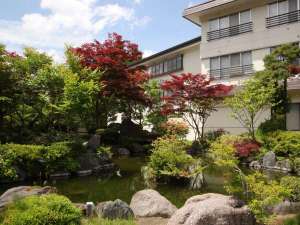 「ホテル十和田荘」の※正面玄関横の日本庭園