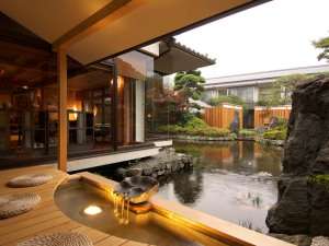 300坪の日本庭園を眺め、池の鯉や鴨とゆっくり足湯はいかがですか。