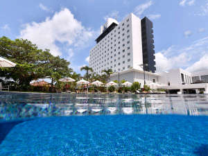 「アートホテル石垣島」の島の高台から空と海を望む、アーバンリゾートホテル