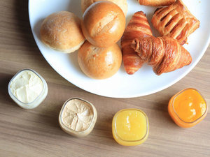 【朝食イメージ】パインやマンゴーのジャムと石垣の塩や黒糖のバター