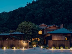 「星野リゾート　界　玉造」の【外観】大型旅館が建ち並ぶ玉造温泉にあって名家のお屋敷のような平屋造りがひときわ目を引きます