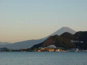 「民宿　ニュー白坂」の駿河湾越しの富士を観ながらのお食事をお楽しみ下さい。