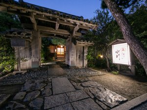 「水野旅館」の400年前名護屋城から移し築いた武家屋敷門が皆様をお迎えいたします。