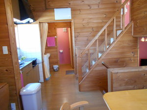 中2階ダイニングキッチン奥にバス・トイレ・洗面所・洗濯機、上が寝室です。