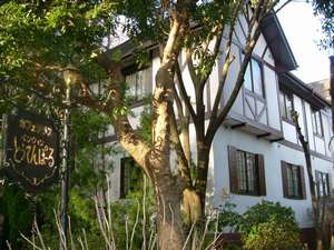 「ペンション　とうてんぽーる」の伊豆高原駅より徒歩１５分！閑静な別荘地、レストランと宿泊棟が離れになったプライベート重視の造りです。