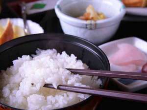 *品質の良いお米でふっくら炊き上げた白米を召し上がれ。
