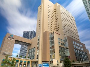 「横浜桜木町ワシントンホテル」のホテル外観JR桜木町駅より徒歩1分。みなとみらいの観光・ビジネスの拠点としてとっても便利。