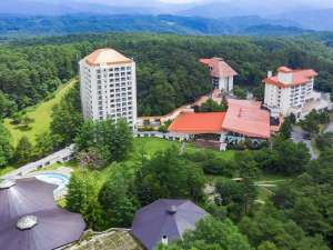 「草津温泉　ホテルヴィレッジ」の【ホテルヴィレッジ全景】標高1200メートルに広がる豊かな森に囲まれたリゾートホテルです。