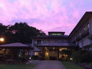 「湯宿　梅川荘」の趣のある夕暮れ時の宿から見える空