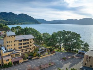 「花心亭しらはま」の■コバルトブルーに輝く田沢湖は当館から徒歩すぐ。