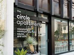 「the　circle　apartment」の鵜方駅前すぐ！この看板が目印です。