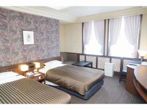 「ホテルクリオコート博多」の25平米ツインルーム奥には寛ぎスペースも御用意しております。