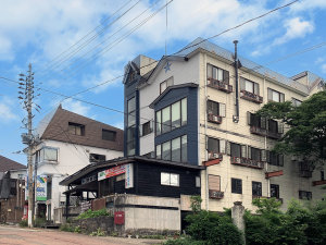 「スターホテル赤倉」の当館は赤倉温泉街の中心にあります。