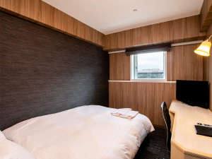 【スタンダードダブルルーム】15平米の客室に140cm幅のベッドを１台設置。