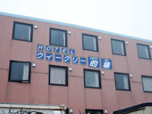 「ホテルウィークリー的場」の*【外観】南長井駅から徒歩5分の好立地。無料駐車場は、30台分完備しています。