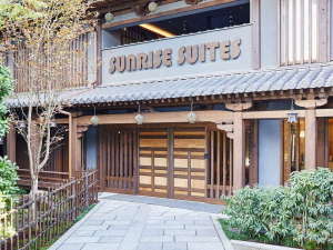 「Ｓｕｎｒｉｓｅ　Ｓｕｉｔｅｓ」のエントランス外観