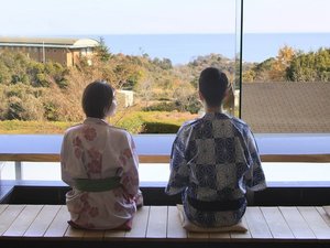 【ロビー】相模湾を一望する足湯カフェ