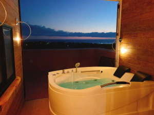 「海が見えるホテル　オーベルジュ白浜クラブ」の【貸切展望風呂】当ホテル人気の屋上ジャグジーが、1グループ45分2000円で登場です。※要事前予約です。