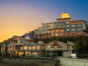 「ホテル松竜園　海星」の天草の海に静かに夜の帳が近づく。