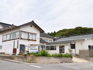 「禄光旅館」の*【外観】ようこそ！朝日と夕日、両方見れる能登半島最先端の宿「禄光旅館」へ